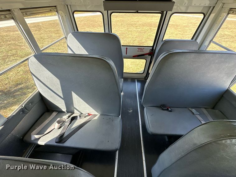 image for item DW2884 2005 GMC Savanna G3500  school bus