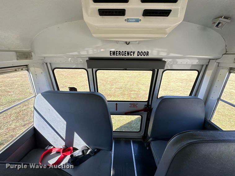 image for item DW2884 2005 GMC Savanna G3500  school bus