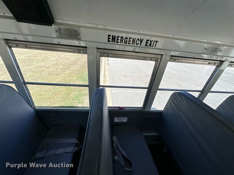 image for item DW2884 2005 GMC Savanna G3500  school bus