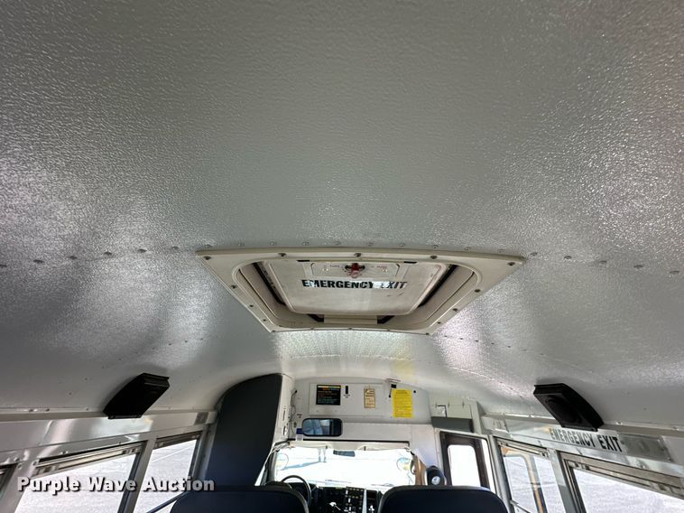 image for item DW2884 2005 GMC Savanna G3500  school bus