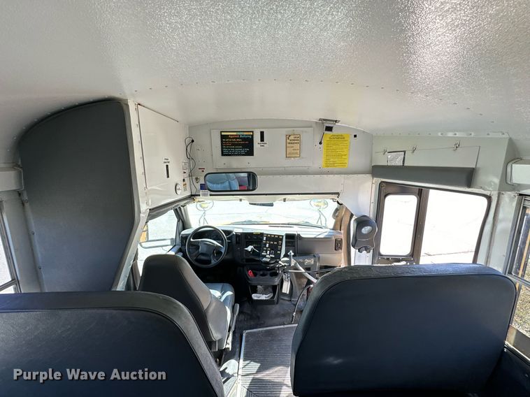 image for item DW2884 2005 GMC Savanna G3500  school bus