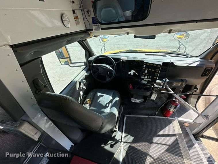 image for item DW2884 2005 GMC Savanna G3500  school bus