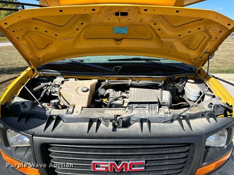 image for item DW2884 2005 GMC Savanna G3500  school bus