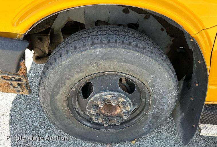 image for item DW2884 2005 GMC Savanna G3500  school bus