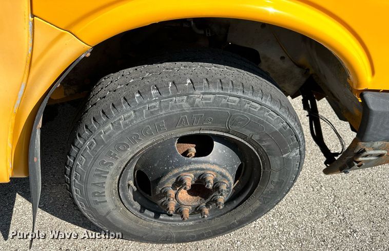 image for item DW2884 2005 GMC Savanna G3500  school bus