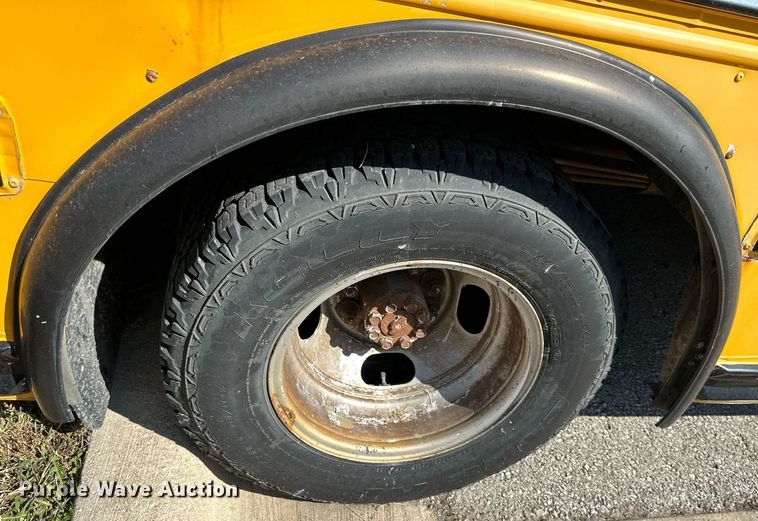 image for item DW2884 2005 GMC Savanna G3500  school bus