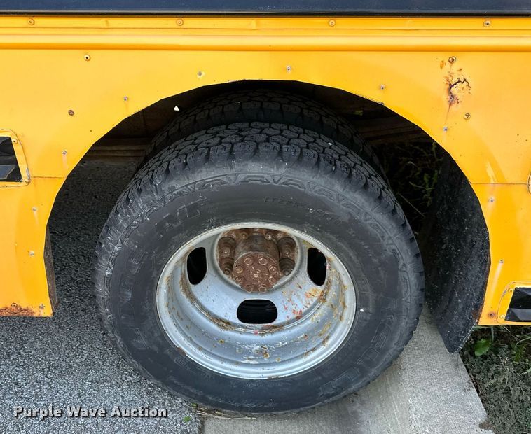 image for item DW2884 2005 GMC Savanna G3500  school bus