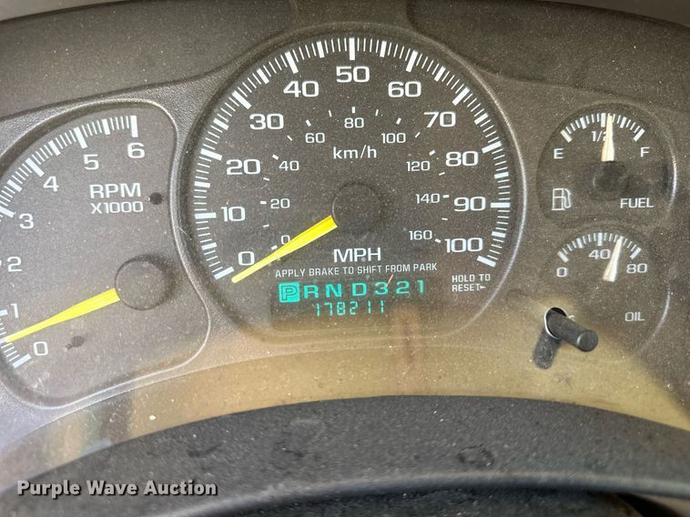 image for item DW2885 2000 Chevrolet Suburban 1500  SUV