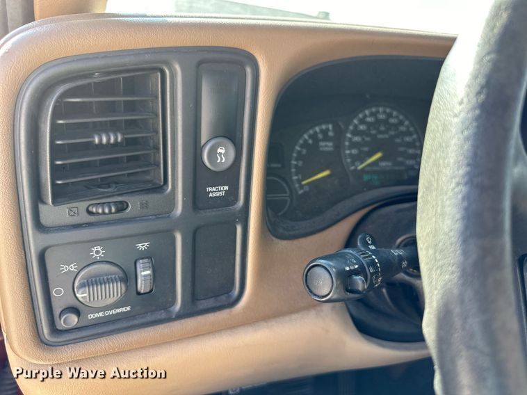 image for item DW2885 2000 Chevrolet Suburban 1500  SUV