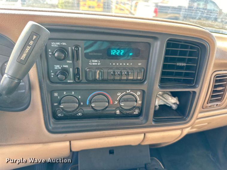 image for item DW2885 2000 Chevrolet Suburban 1500  SUV