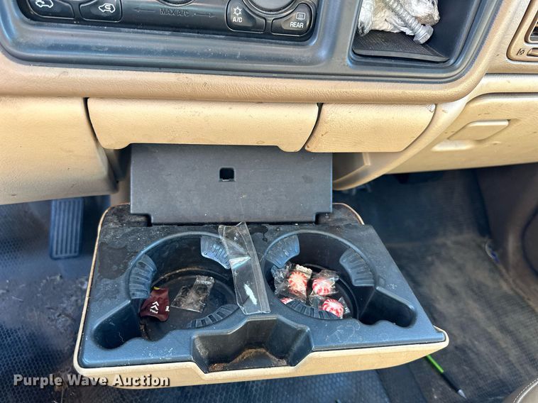 image for item DW2885 2000 Chevrolet Suburban 1500  SUV