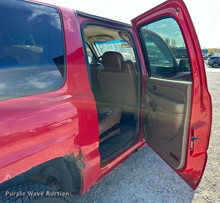 image for item DW2885 2000 Chevrolet Suburban 1500  SUV