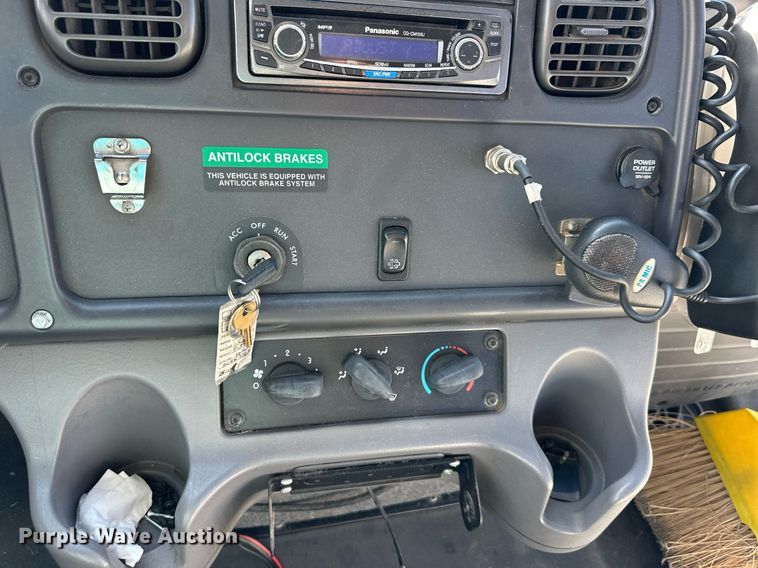 image for item DW2886 2010 Thomas B2  school bus