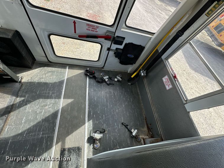 image for item DW2887 2004 Mid Bus, Inc. E350 Super Duty  school bus