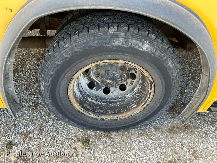 image for item DW2887 2004 Mid Bus, Inc. E350 Super Duty  school bus