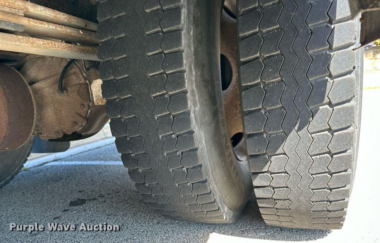 image for item DW2888 2007 Thomas B2  school bus