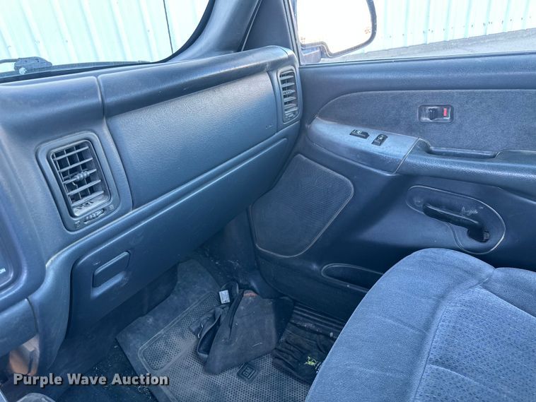 image for item IU9049 2000 Chevrolet Silverado 1500  pickup truck