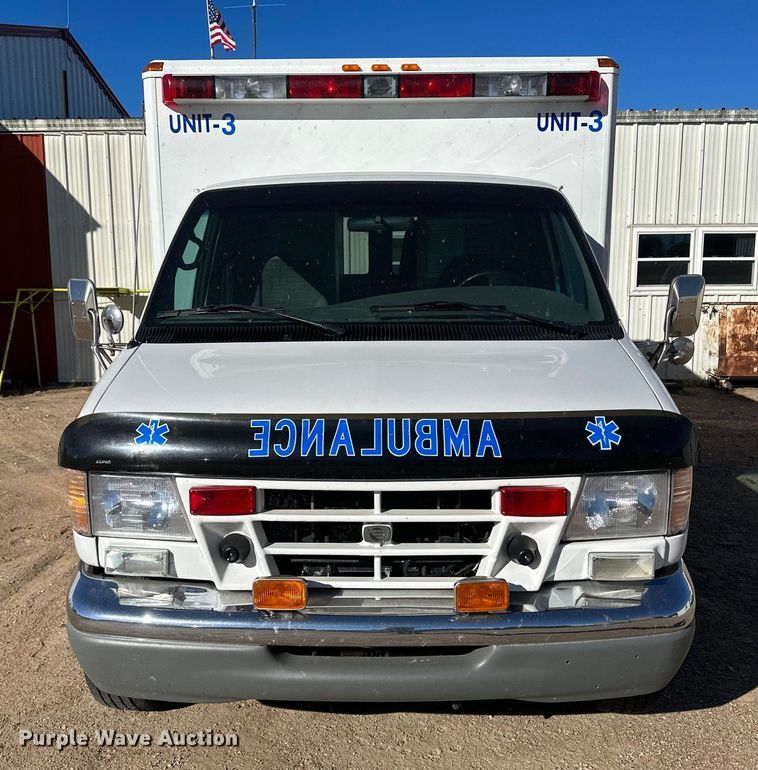 image for item IU9050 2001 Ford E450 Super Duty  ambulance