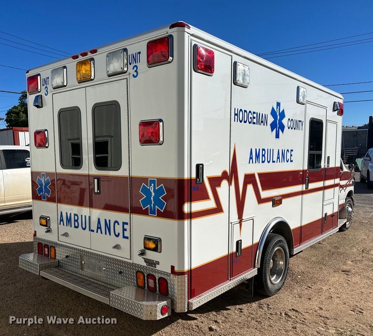 image for item IU9050 2001 Ford E450 Super Duty  ambulance