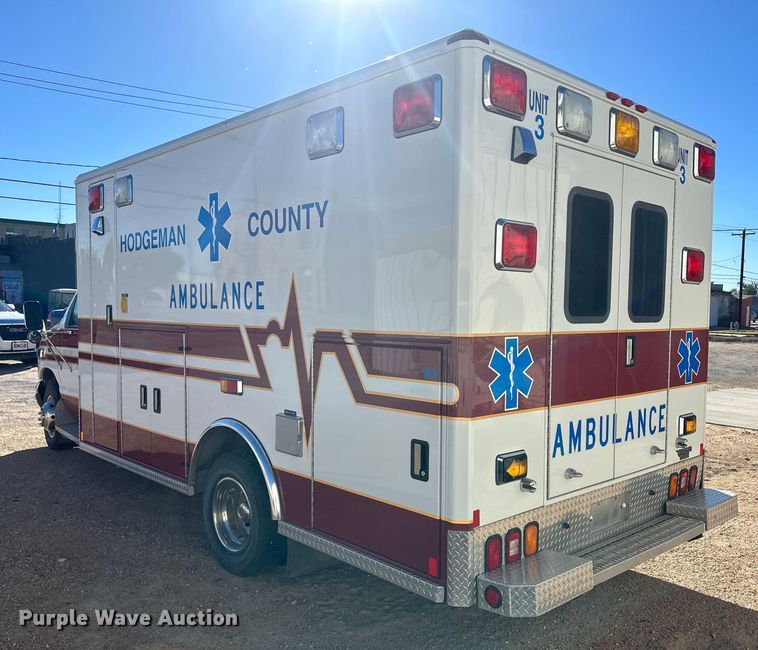 image for item IU9050 2001 Ford E450 Super Duty  ambulance