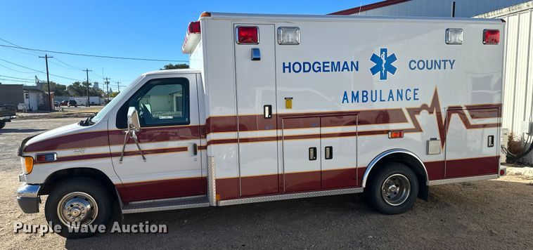 image for item IU9050 2001 Ford E450 Super Duty  ambulance