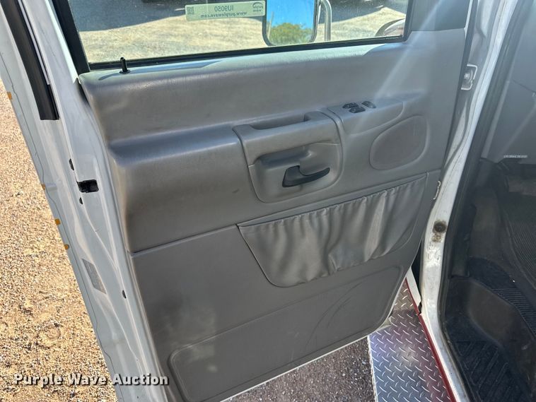 image for item IU9050 2001 Ford E450 Super Duty  ambulance