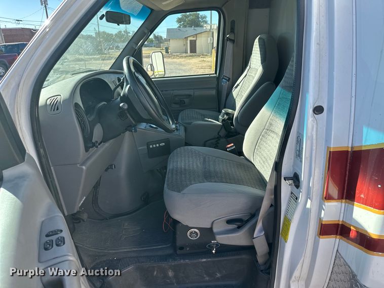image for item IU9050 2001 Ford E450 Super Duty  ambulance
