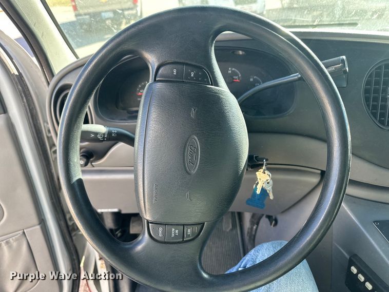 image for item IU9050 2001 Ford E450 Super Duty  ambulance