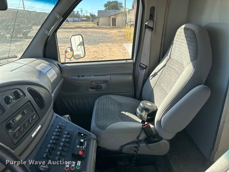image for item IU9050 2001 Ford E450 Super Duty  ambulance