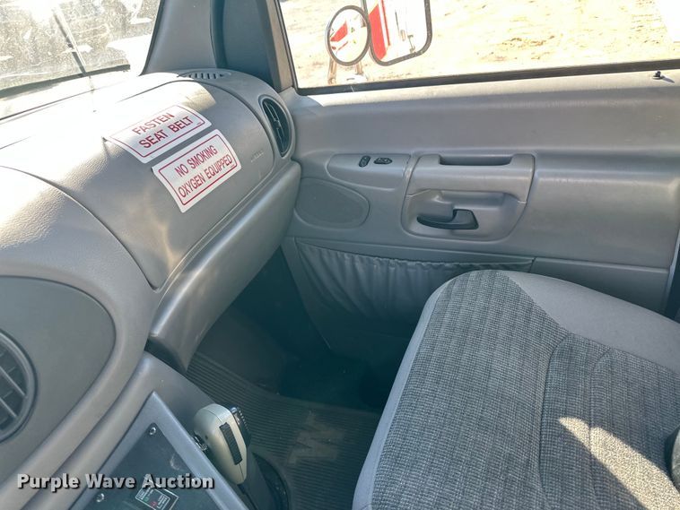 image for item IU9050 2001 Ford E450 Super Duty  ambulance