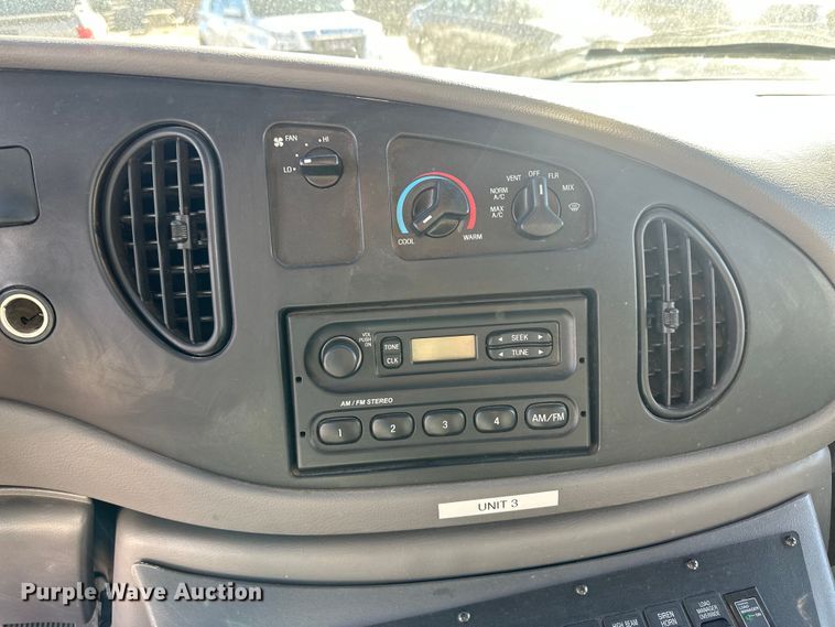 image for item IU9050 2001 Ford E450 Super Duty  ambulance