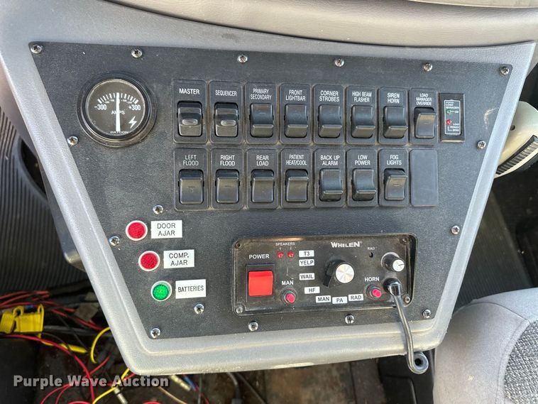 image for item IU9050 2001 Ford E450 Super Duty  ambulance