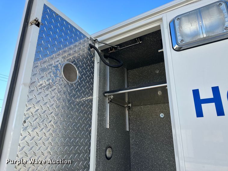 image for item IU9050 2001 Ford E450 Super Duty  ambulance