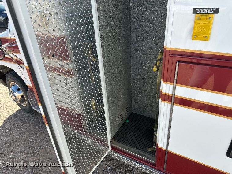 image for item IU9050 2001 Ford E450 Super Duty  ambulance