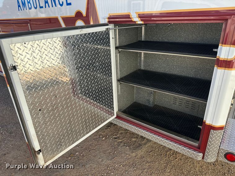 image for item IU9050 2001 Ford E450 Super Duty  ambulance