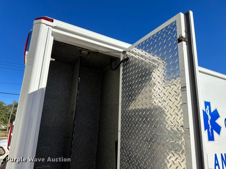 image for item IU9050 2001 Ford E450 Super Duty  ambulance