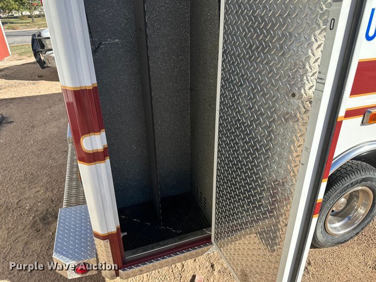 image for item IU9050 2001 Ford E450 Super Duty  ambulance