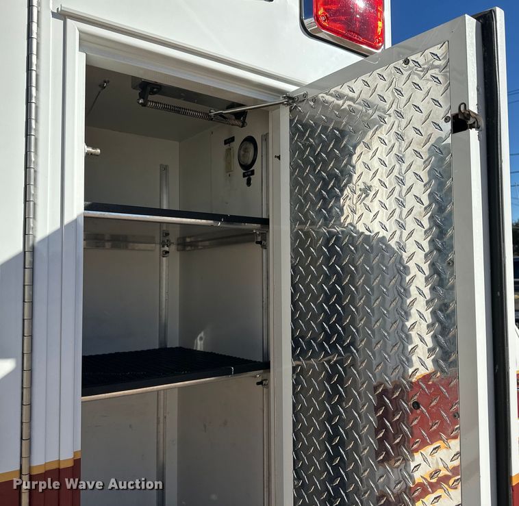 image for item IU9050 2001 Ford E450 Super Duty  ambulance