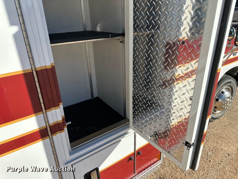 image for item IU9050 2001 Ford E450 Super Duty  ambulance