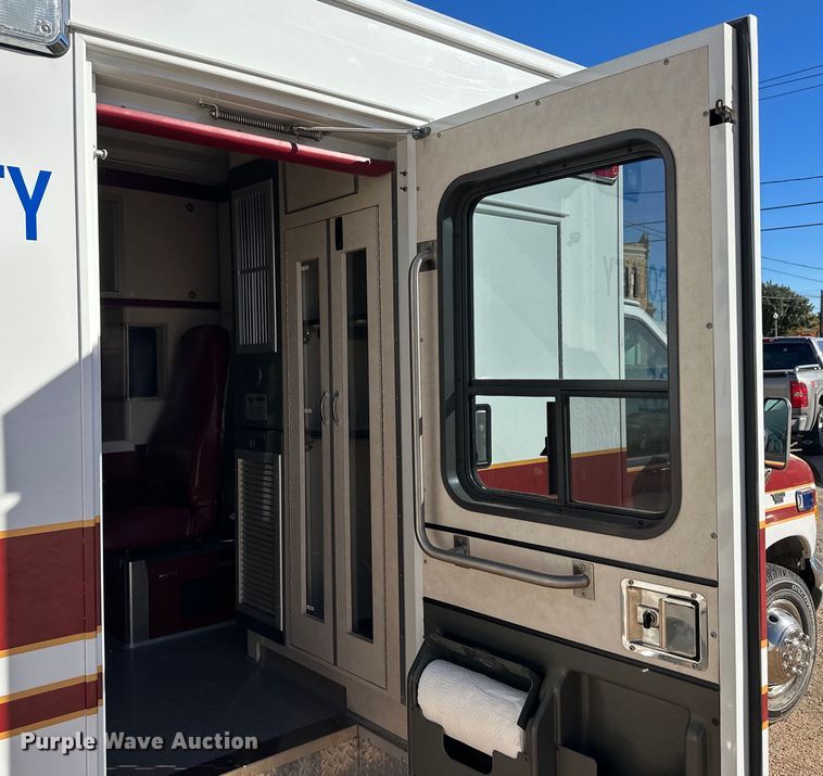 image for item IU9050 2001 Ford E450 Super Duty  ambulance