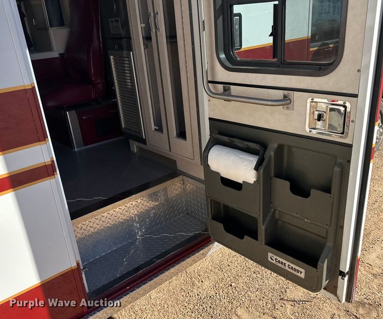 image for item IU9050 2001 Ford E450 Super Duty  ambulance