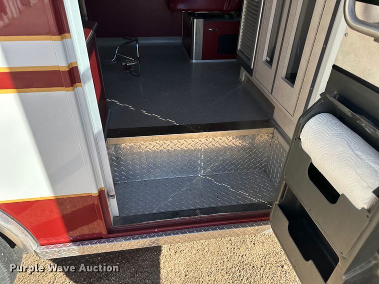 image for item IU9050 2001 Ford E450 Super Duty  ambulance