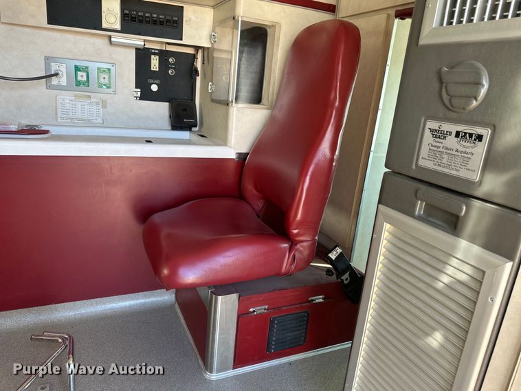 image for item IU9050 2001 Ford E450 Super Duty  ambulance