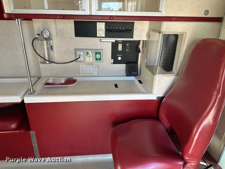 image for item IU9050 2001 Ford E450 Super Duty  ambulance