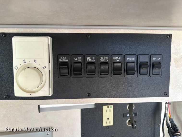 image for item IU9050 2001 Ford E450 Super Duty  ambulance