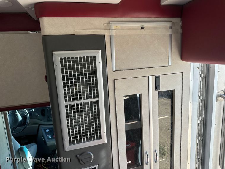 image for item IU9050 2001 Ford E450 Super Duty  ambulance