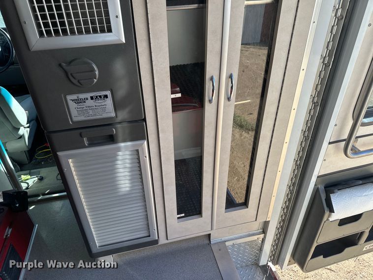 image for item IU9050 2001 Ford E450 Super Duty  ambulance