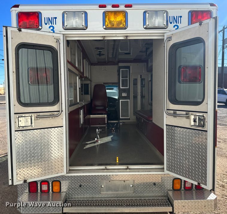 image for item IU9050 2001 Ford E450 Super Duty  ambulance