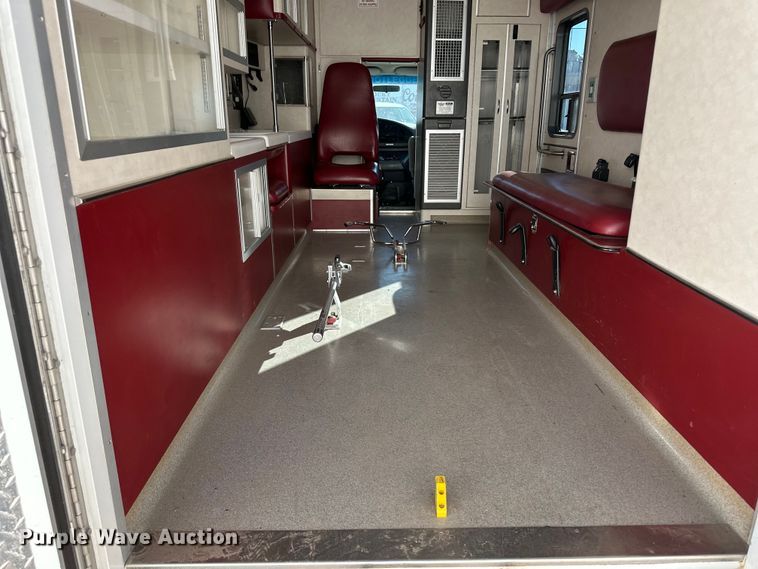 image for item IU9050 2001 Ford E450 Super Duty  ambulance