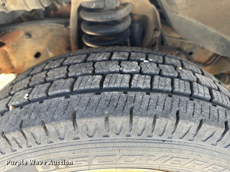 image for item IU9050 2001 Ford E450 Super Duty  ambulance